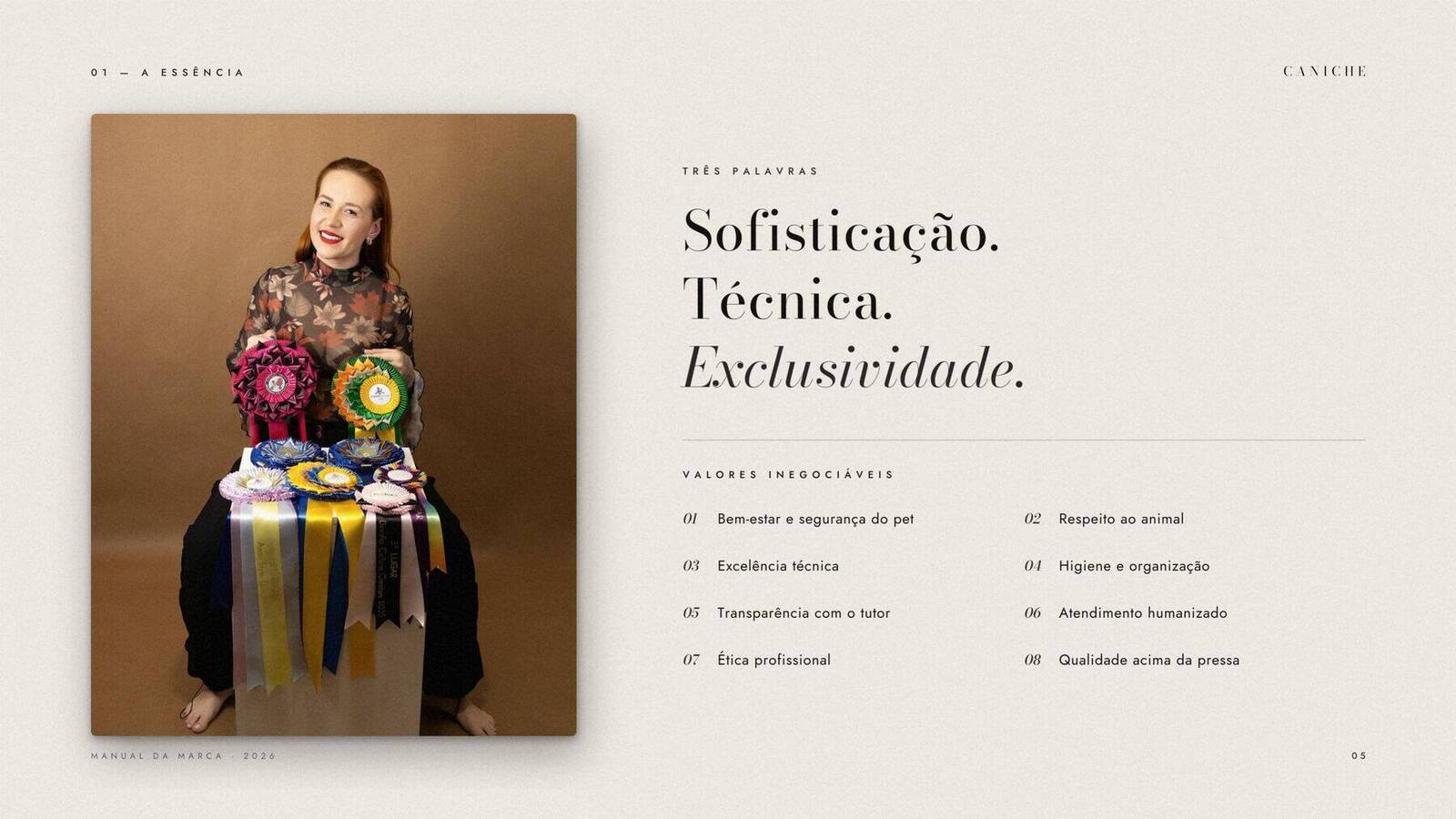 Carla Altmann, groomer e fundadora, com as rosetas de premiação