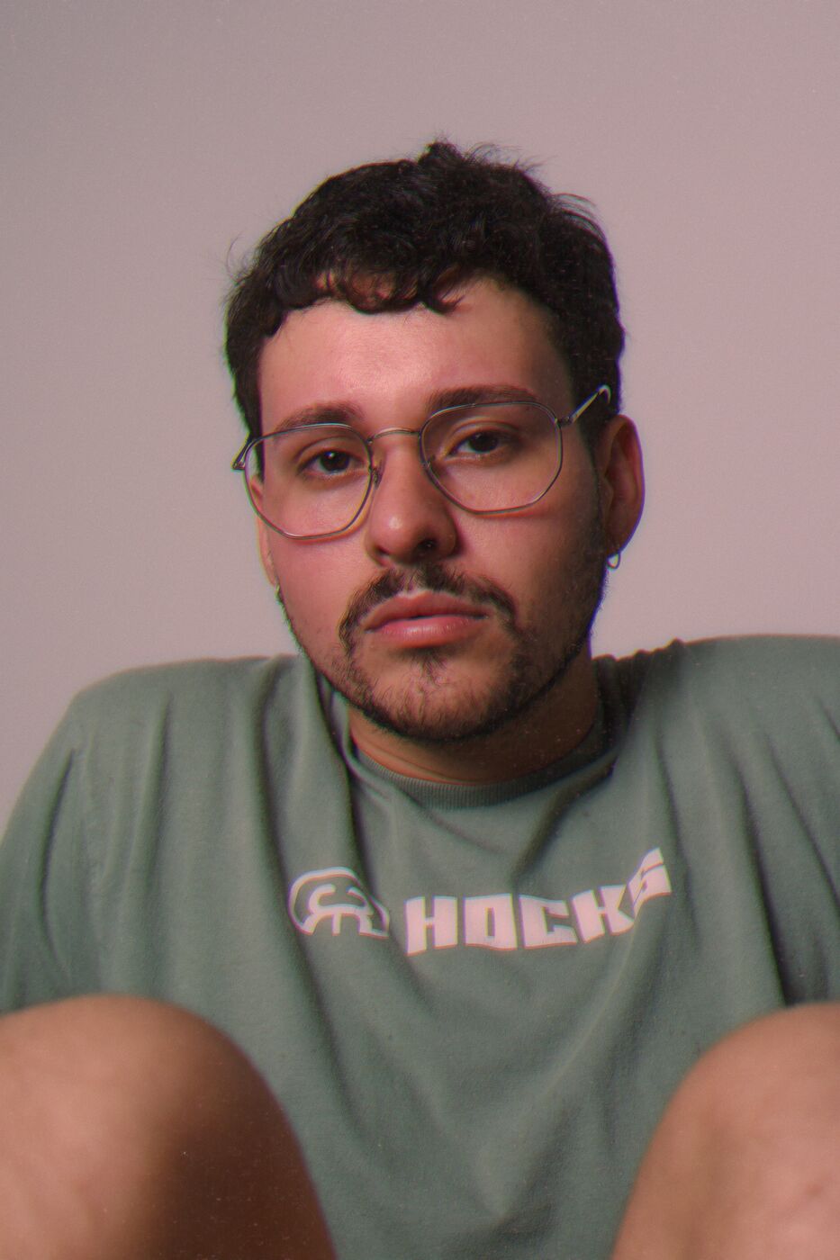 Retrato com óculos em tons rosados e grão de filme
