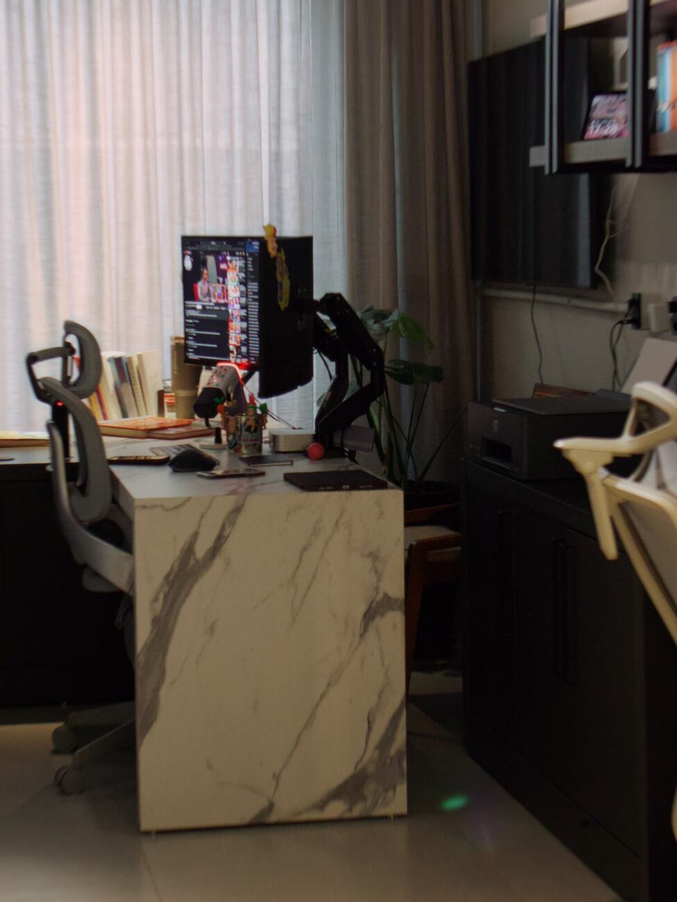 Mesa de mármore com computador e cadeira
