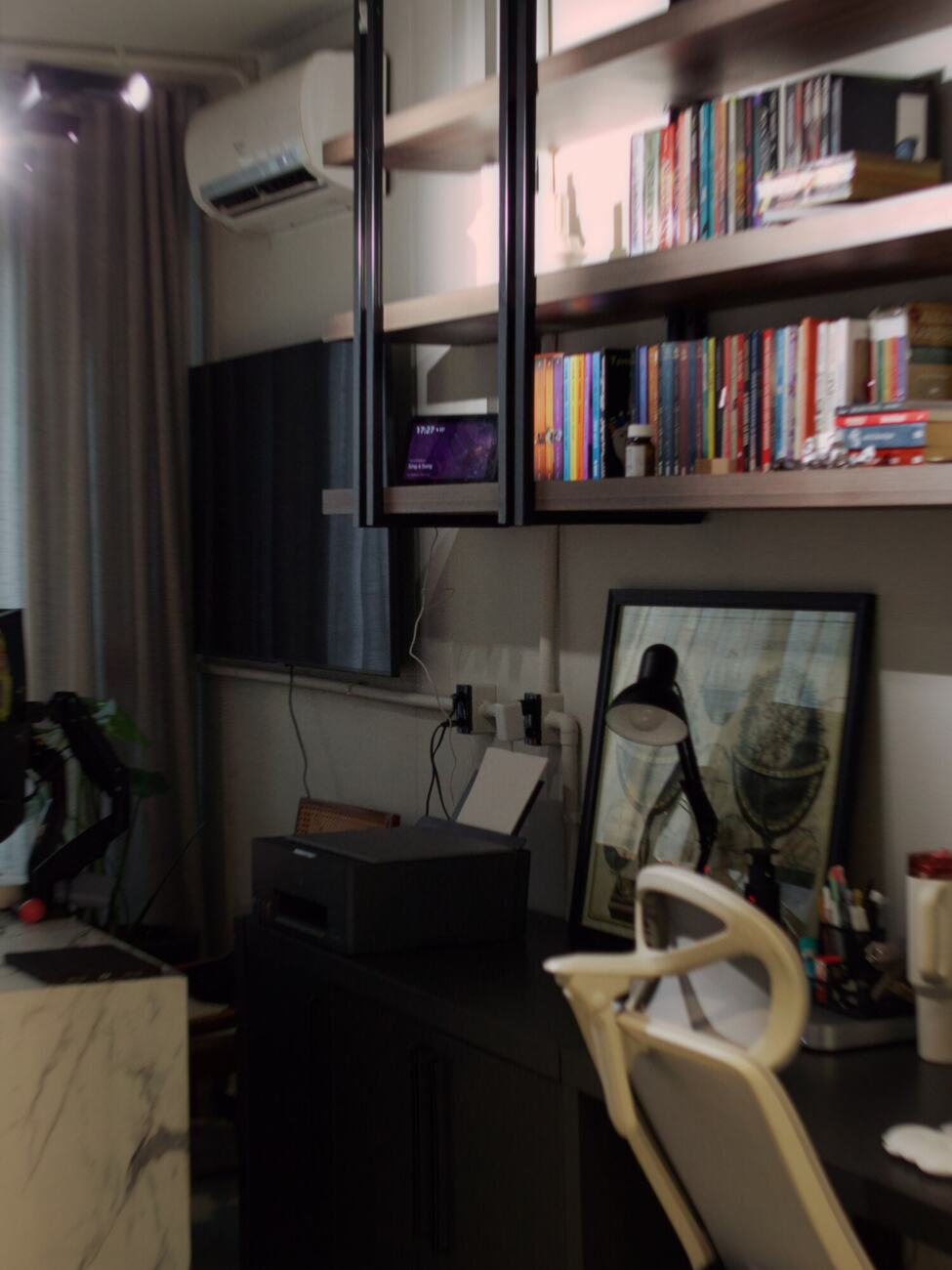 Estante de livros e mesa de trabalho