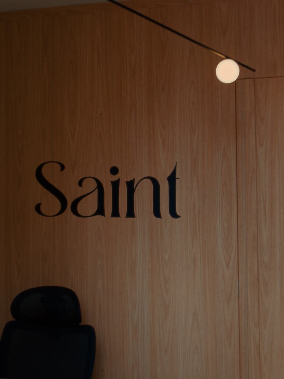 Parede de madeira com o nome Saint