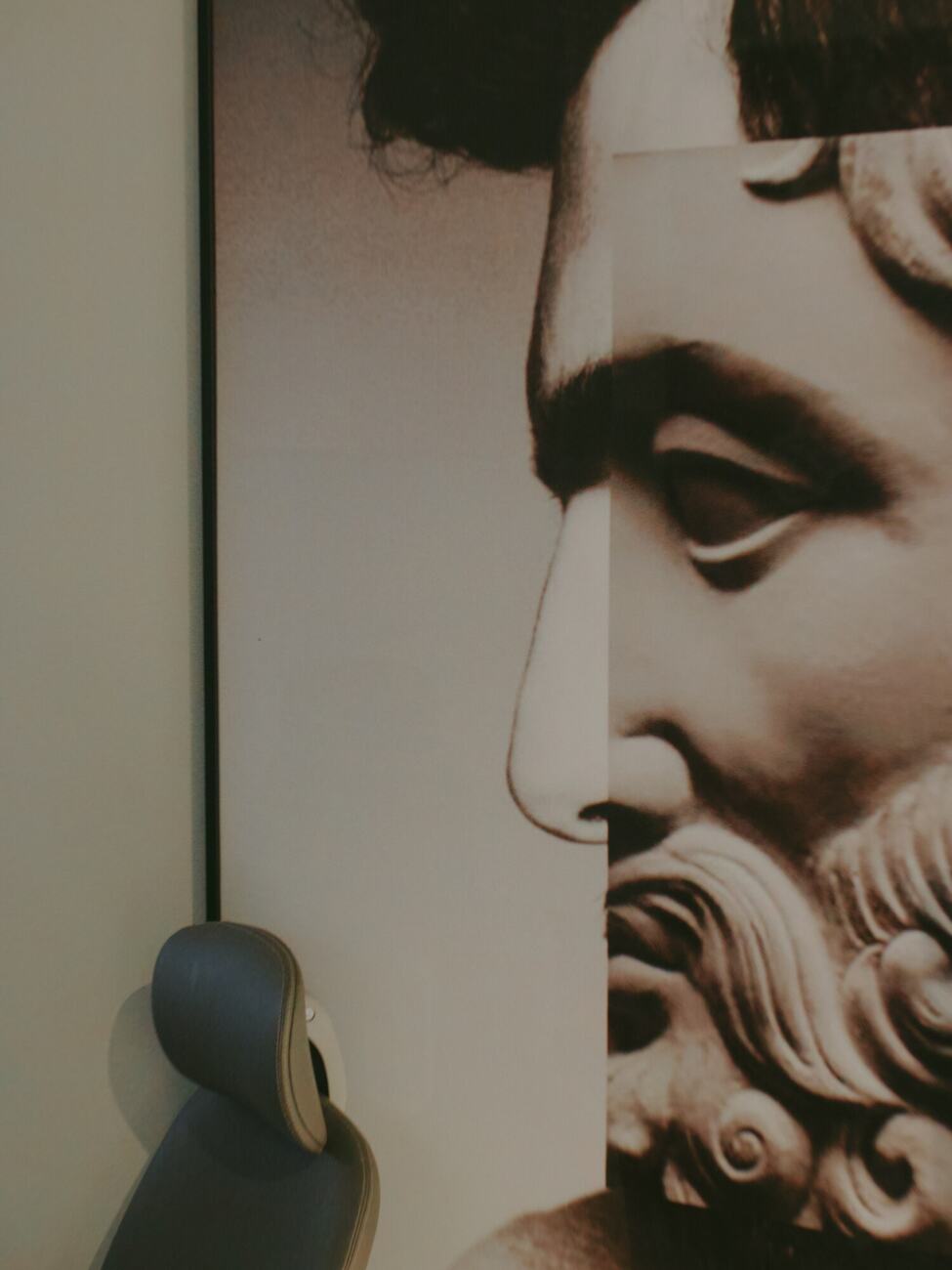 Painel com escultura clássica