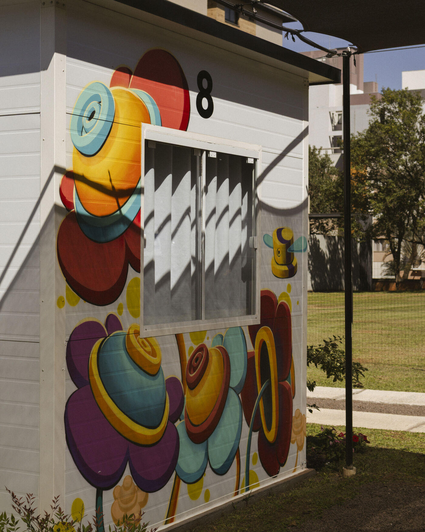 Container pintado com mural colorido de flores