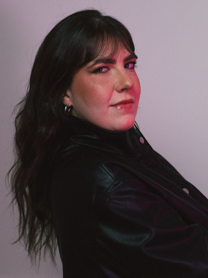 Retrato de perfil com jaqueta de couro