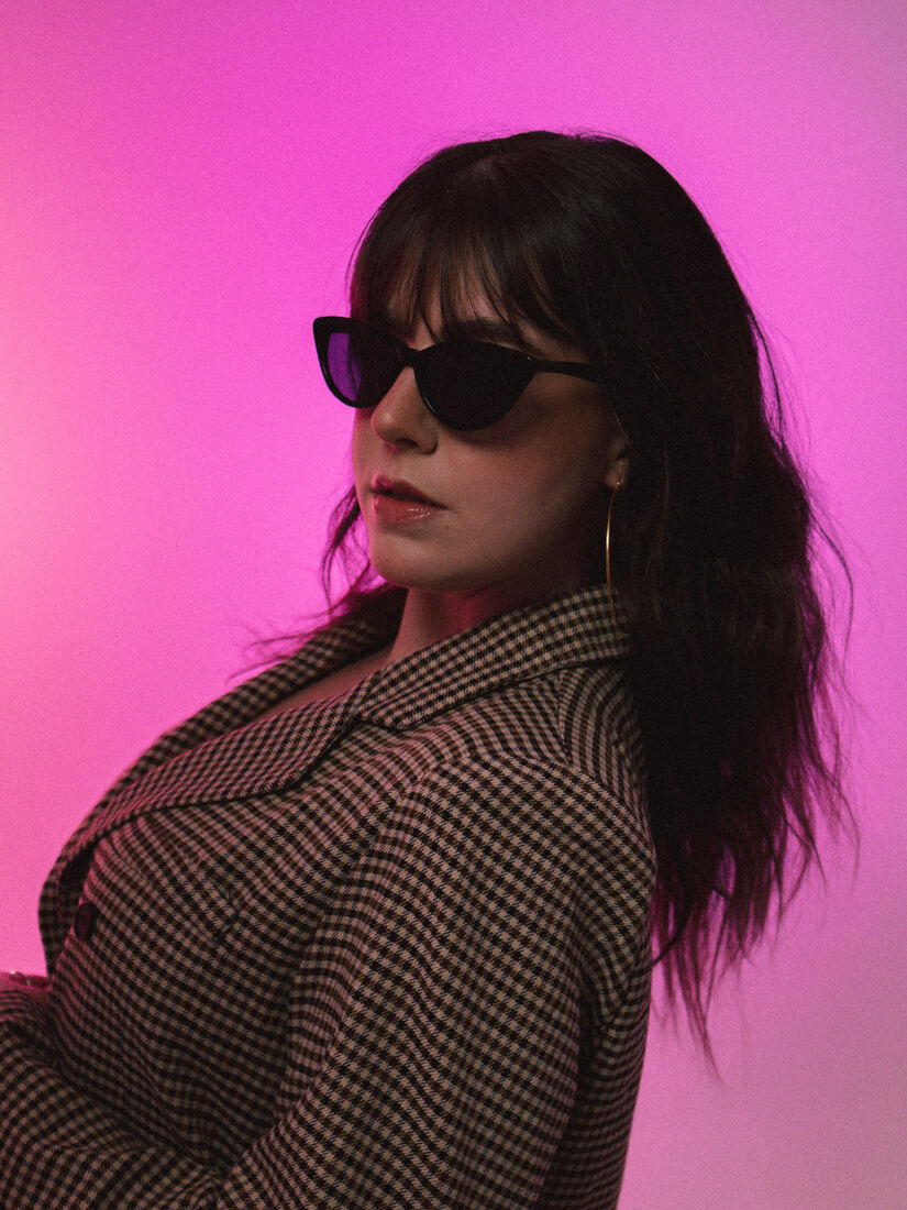 Retrato com óculos escuros sobre fundo rosa