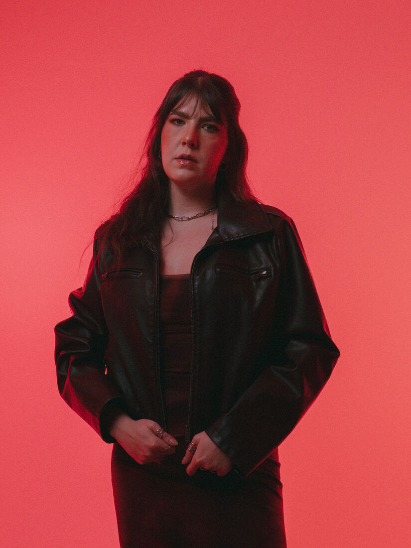 Retrato de corpo inteiro sobre fundo vermelho