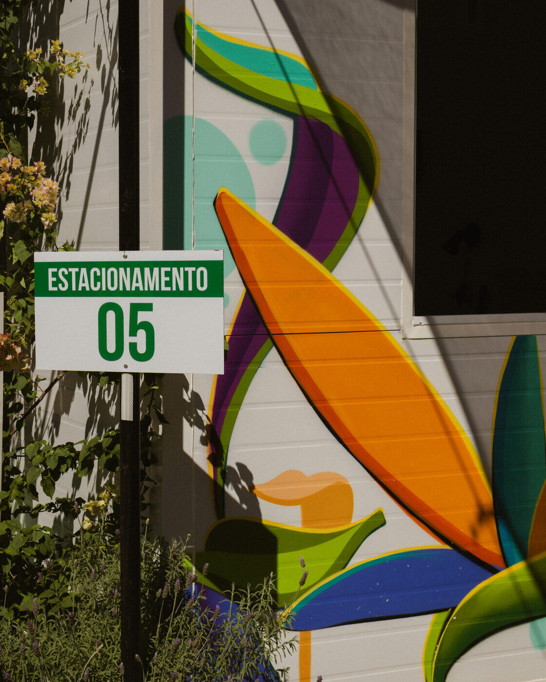 Placa de estacionamento e mural colorido