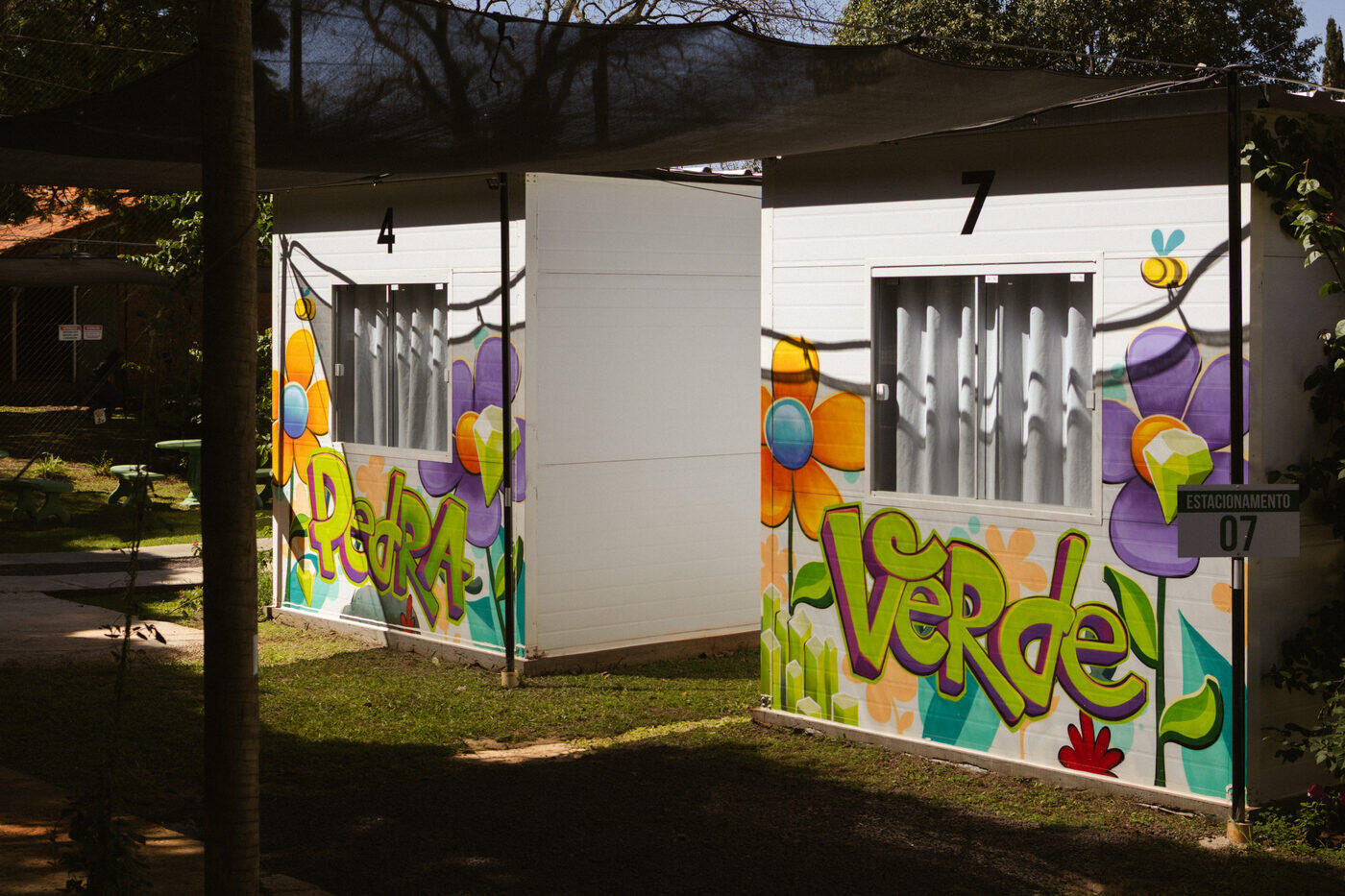 Containers com mural escrito Pedra Verde