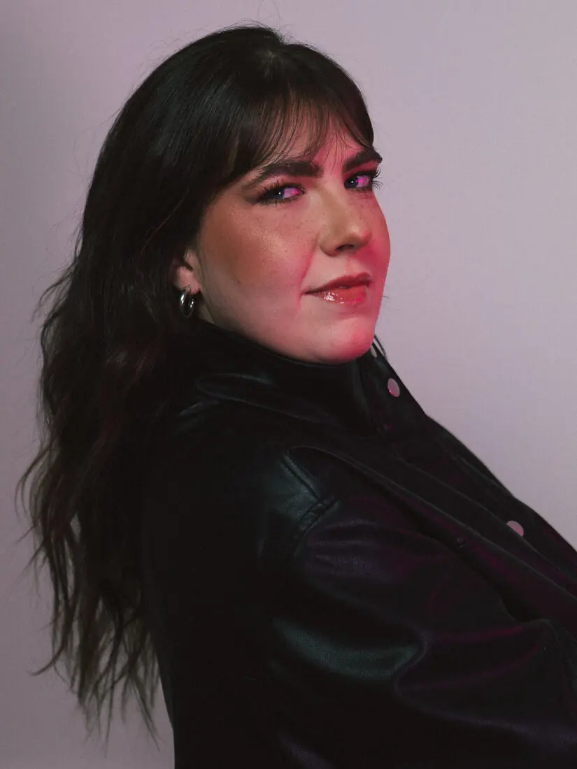 Retrato de perfil com jaqueta de couro