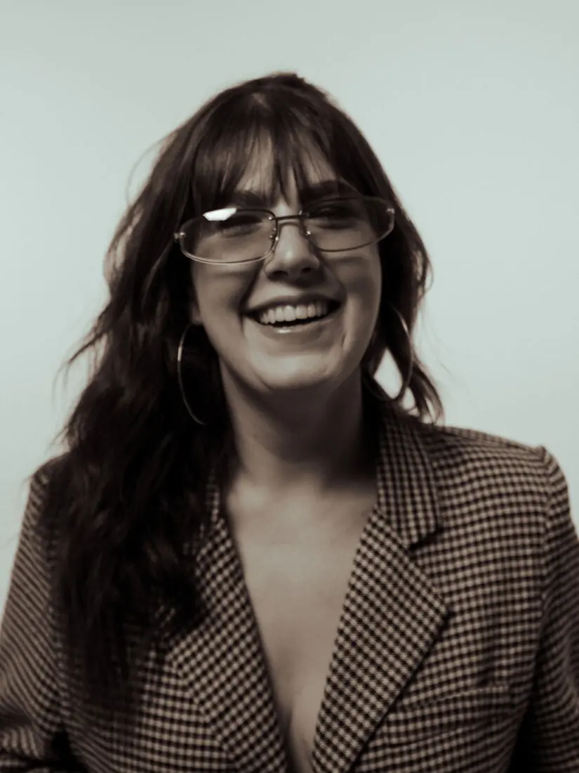 Retrato sorrindo em preto e branco