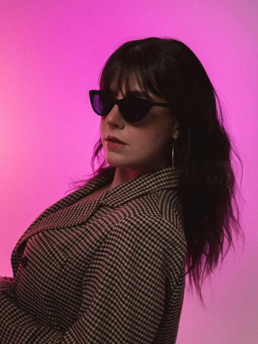 Retrato com óculos escuros sobre fundo rosa